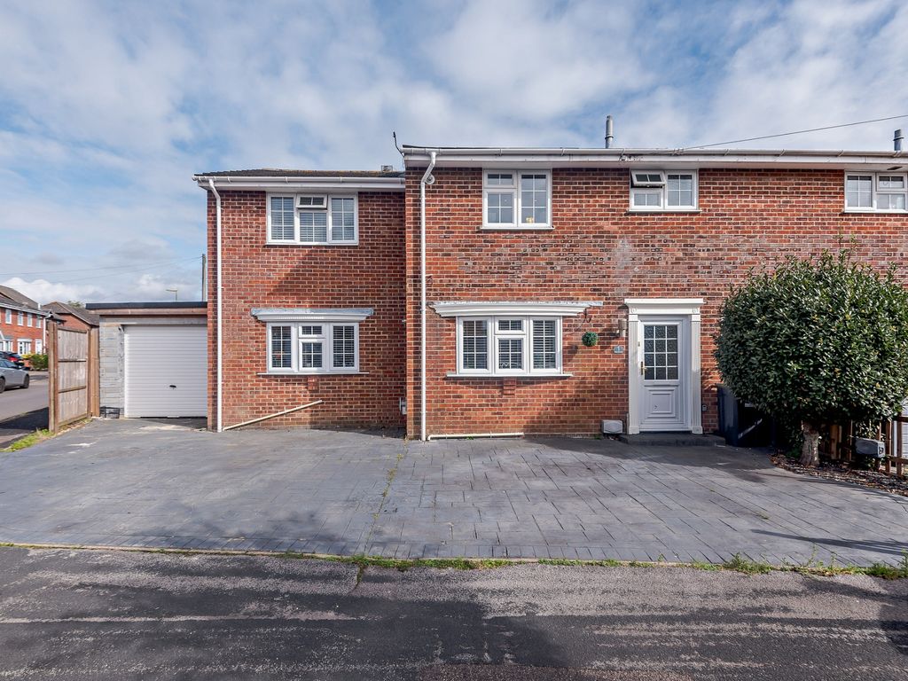4 bed end terrace house for sale in Delft Gardens, Waterlooville