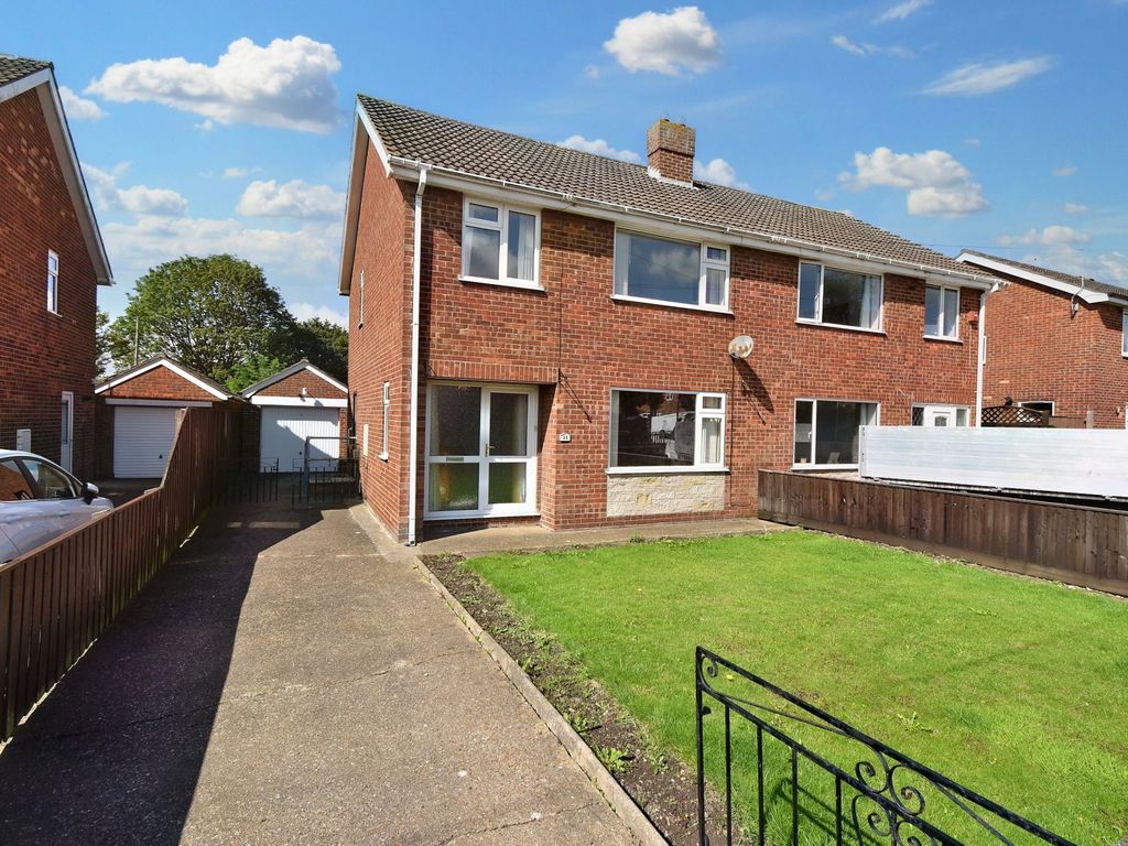 3 bed semidetached house for sale in Lime Grove, Louth LN11, £200,000