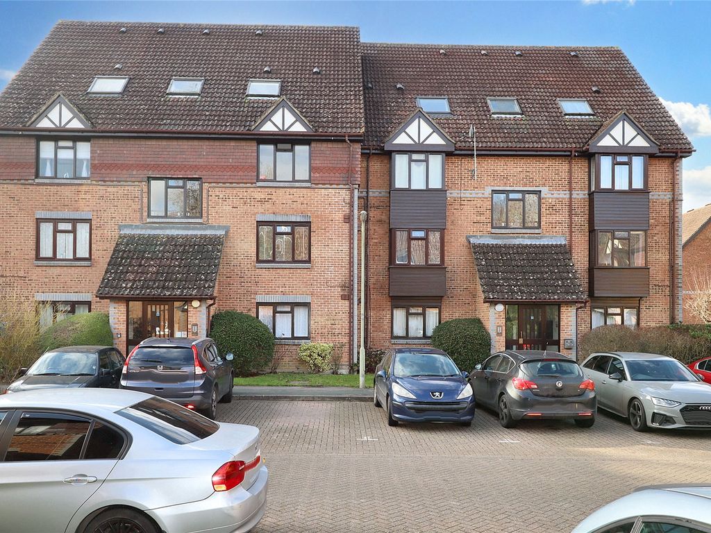 1 bed flat for sale in Oriental Road, Woking, Surrey GU22, £169,999