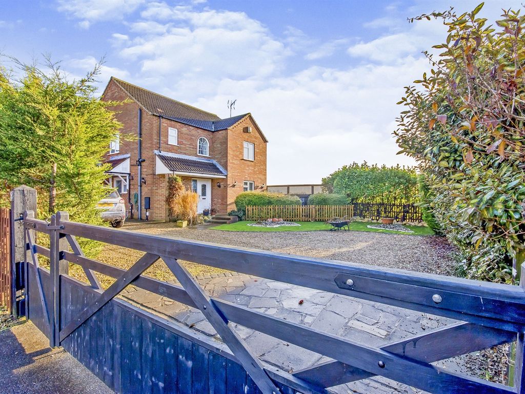 4 bed detached house for sale in Jubilee Close, Sutton St. James