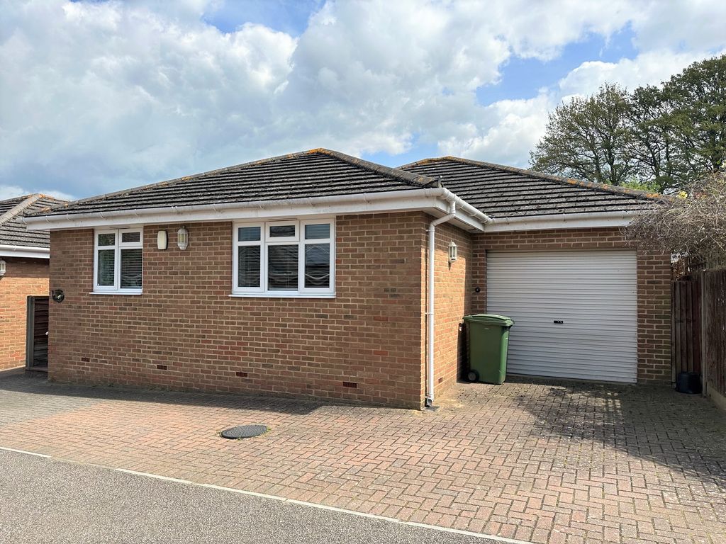 2 bed bungalow to rent in New Barns Road, Penenden Heath, Maidstone