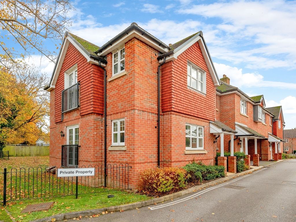 2 bed flat for sale in Limes Close, Redhill RH1, £300,000 Zoopla