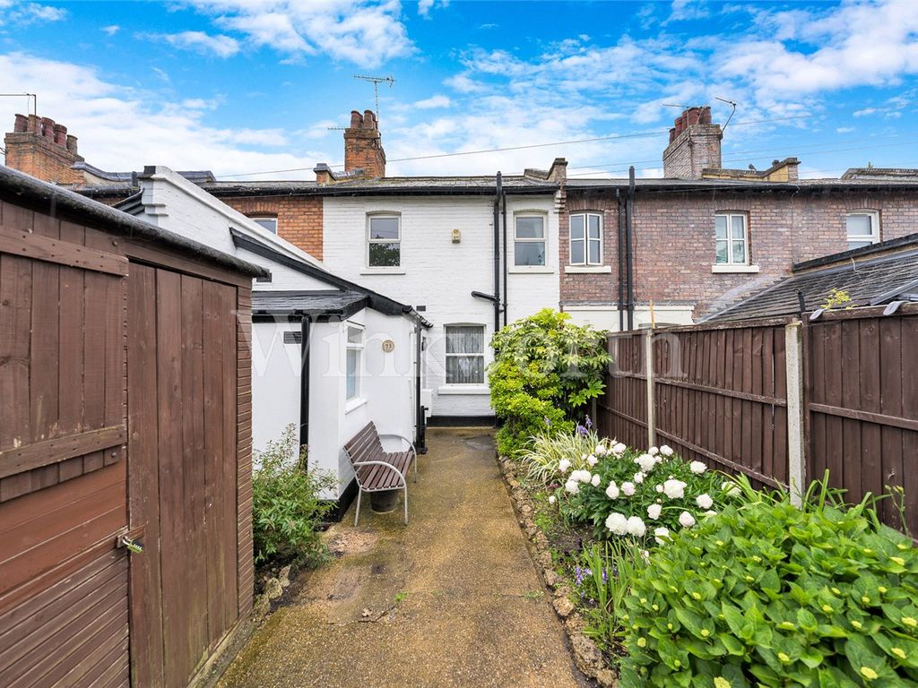 2 bed terraced house for sale in Brent Terrace, London NW2, £500,000