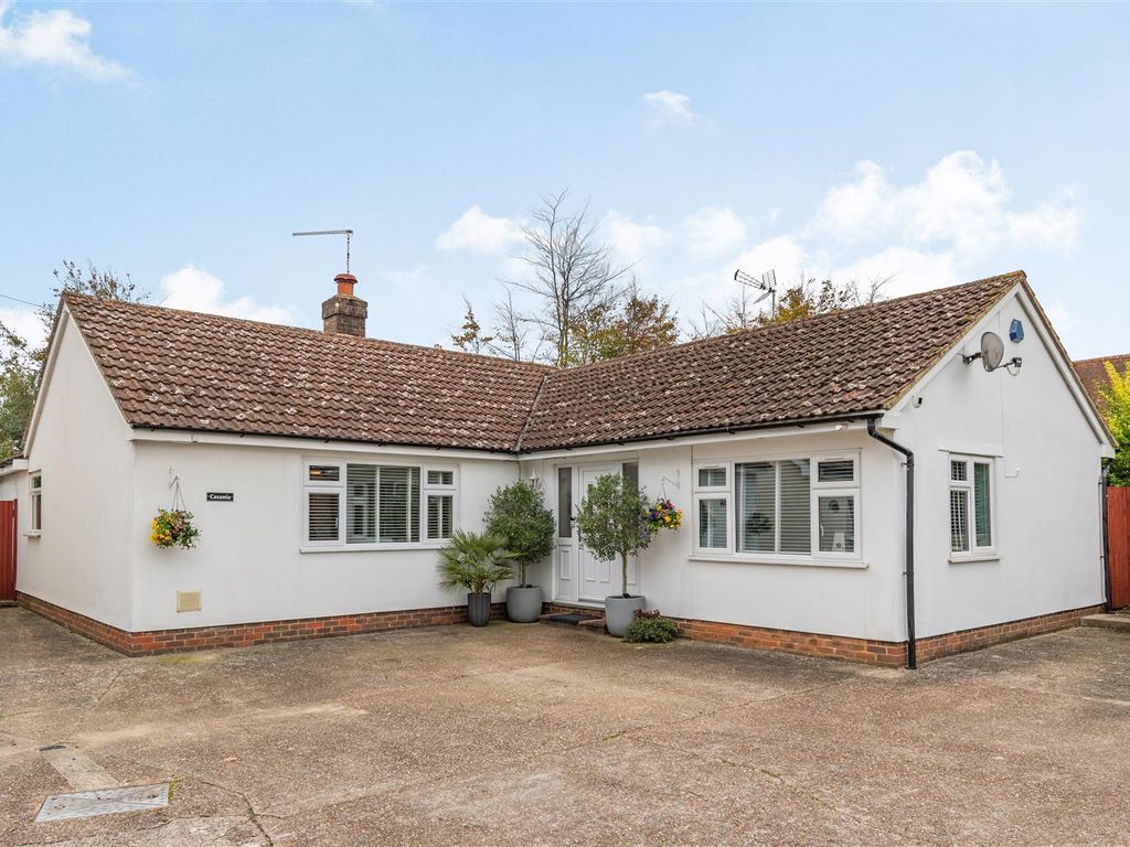 4 bed bungalow for sale in Ashford Road, Harrietsham, Maidstone ME17