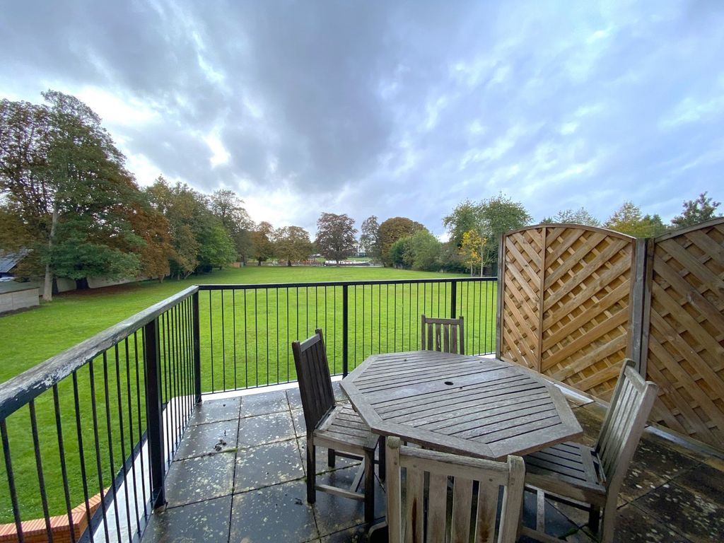 2 bed flat to rent in Ferry Lane, Wraysbury, StainesUponThames