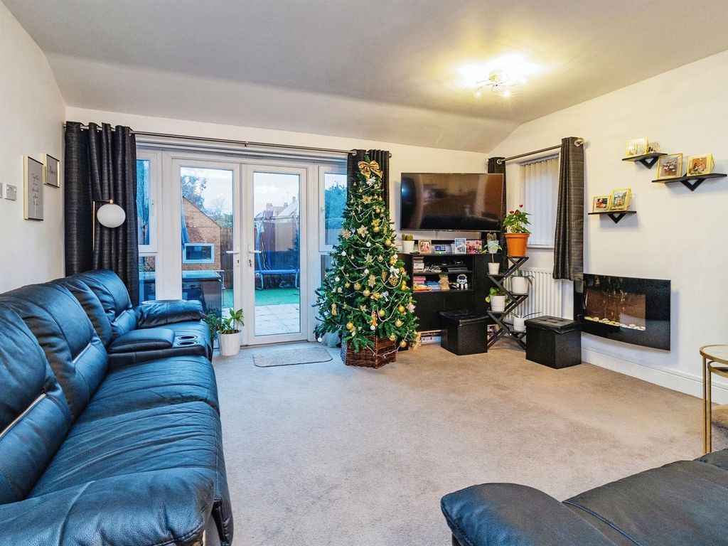 3 bed semidetached house for sale in Sovereigns Way, Bletchley, Milton