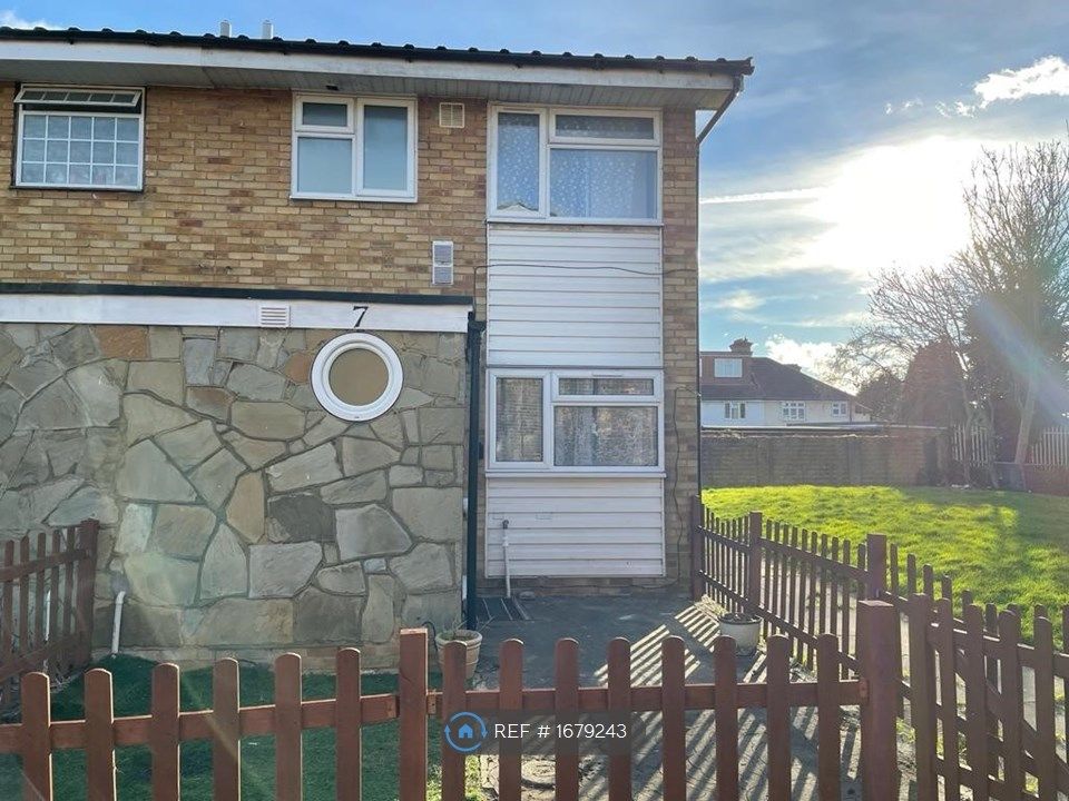 3 bed end terrace house to rent in Beechcroft Close, Heston Hownslow