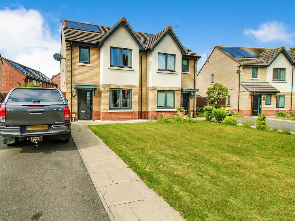 3 bed semidetached house for sale in Bellfield Avenue, Hull HU8, £