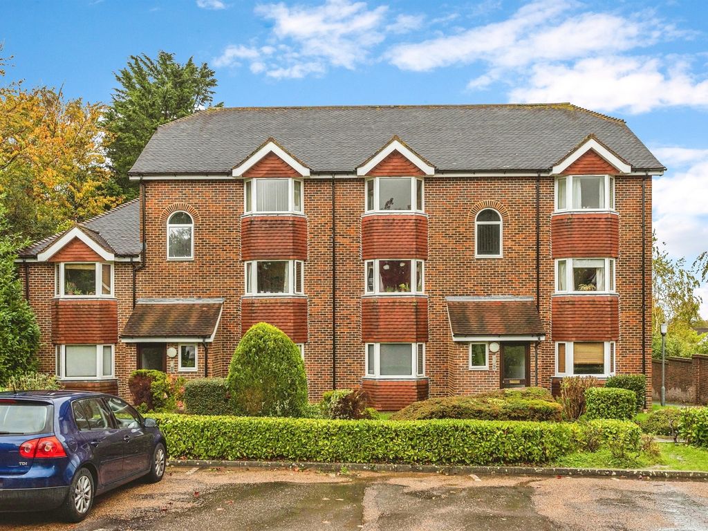 1 bed flat for sale in Heath Road, Haywards Heath RH16, £200,000 Zoopla