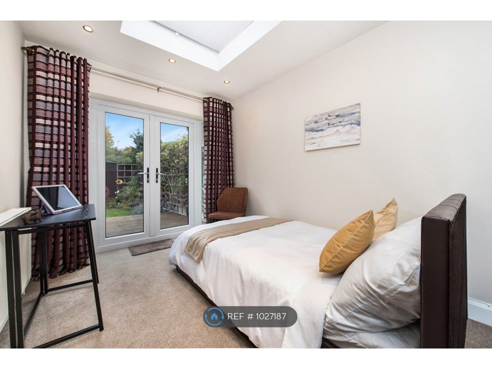 Room to rent in Rosecroft Gardens, Twickenham TW2, £877 pcm Zoopla