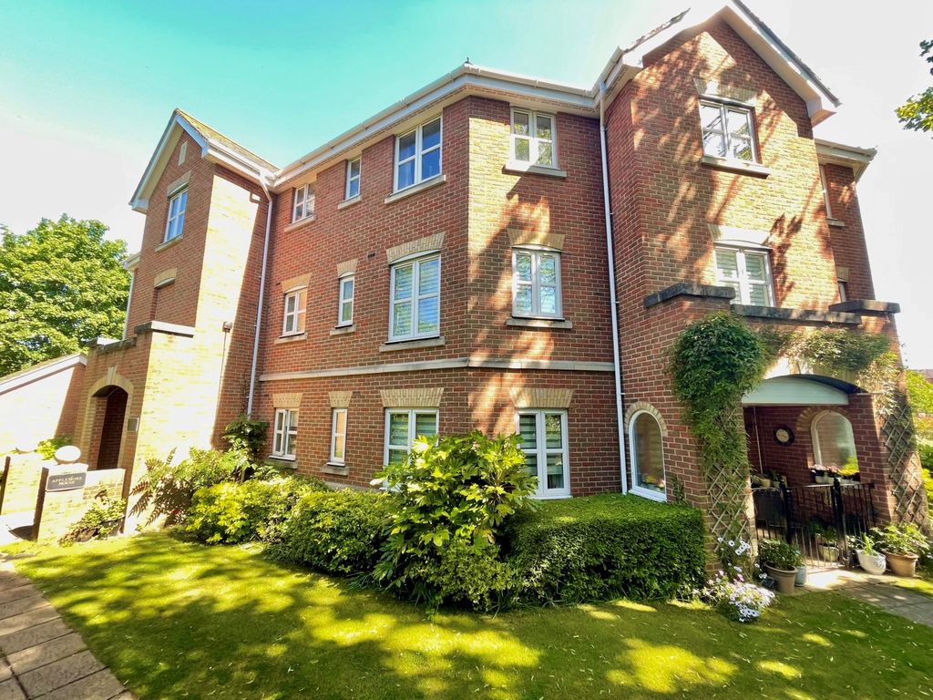 3 Bed Flat To Rent In Applemore House Hillcroft Close New Street Lymington Hampshire SO41 3 Bed Flat To Rent In Applemore House Hillcroft Close New Street Lymington Hampshire SO41
