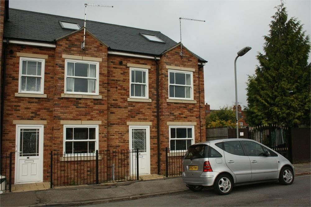 3 bed semidetached house to rent in Bounty Street, New Bradwell
