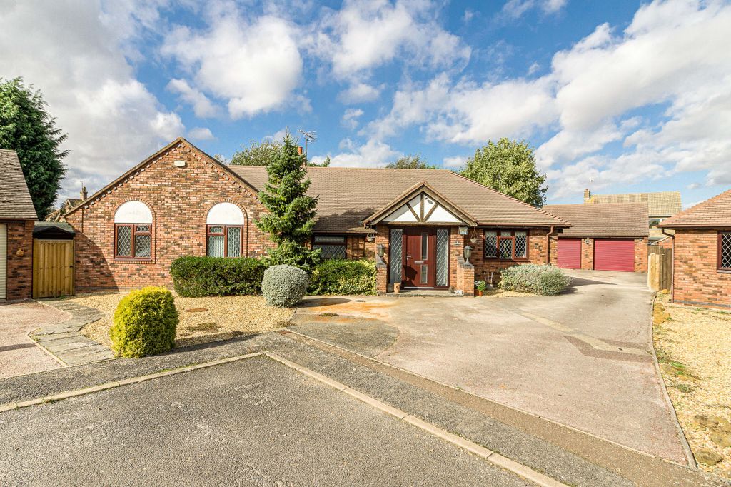 5 bed detached bungalow for sale in The Paddocks, Whittlesey