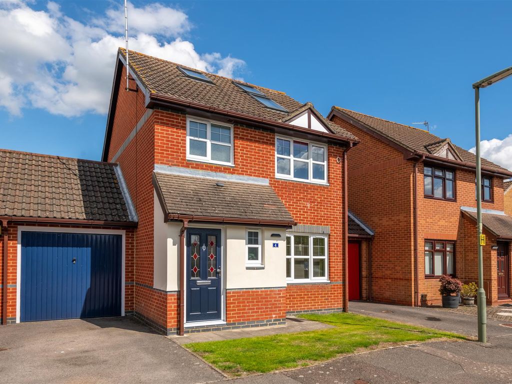 4 bed detached house for sale in Hardy Close, Horley RH6, £465,000 Zoopla