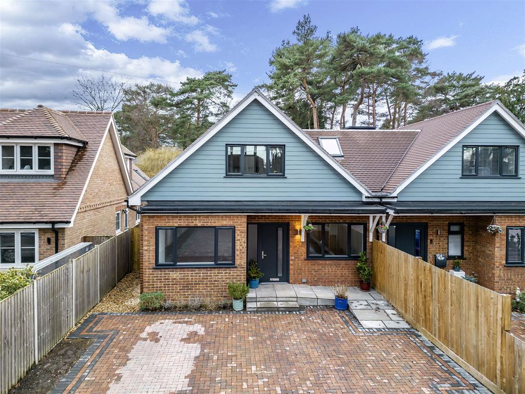 4 bed semidetached house for sale in Barkham Ride Finchampstead