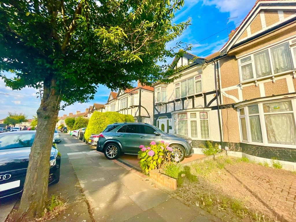 4 bed semidetached house for sale in Dellwood Gardens, Redbridge IG5 Zoopla