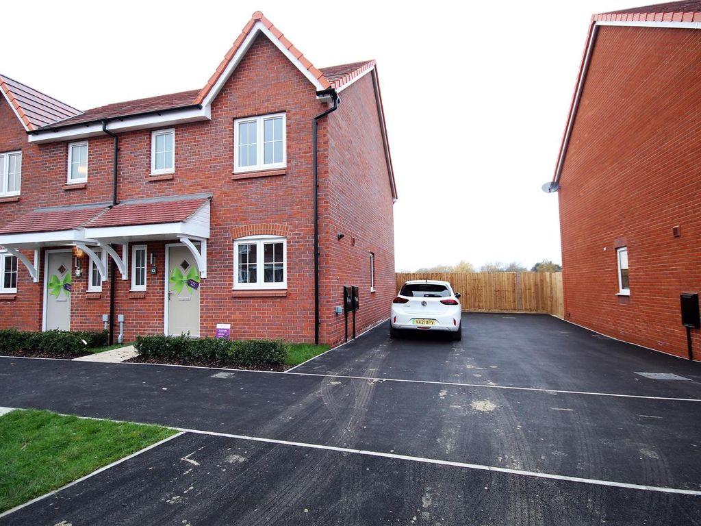 3 bed semidetached house to rent in Parkside Drive, Churchdown