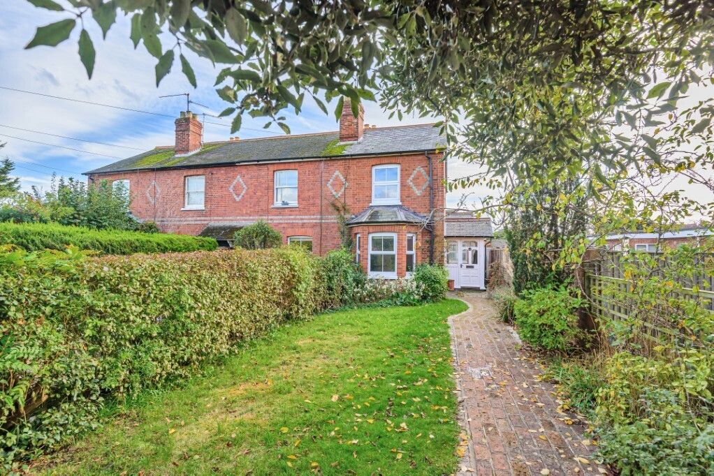 2 bed end terrace house to rent in Reading Road, Pangbourne, Reading, Berkshire RG8, £1,650 pcm