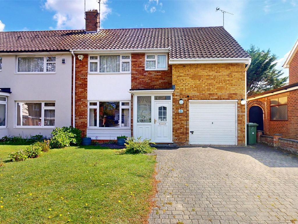 4 bed semidetached house for sale in Ravensdale, Kingswood, Basildon