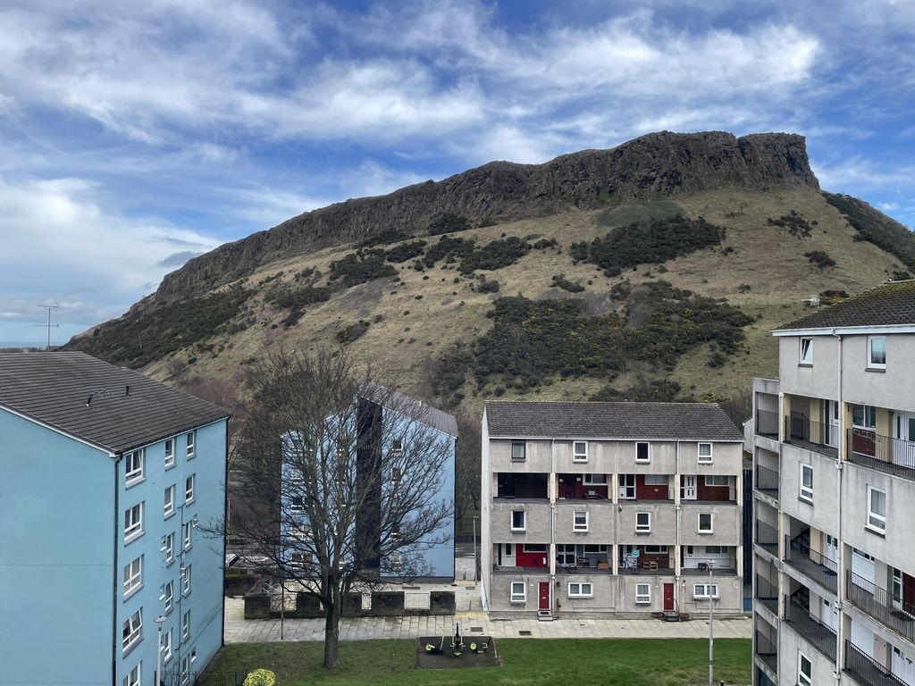 2 bed to rent in Viewcraig Gardens, Holyrood, Edinburgh EH8