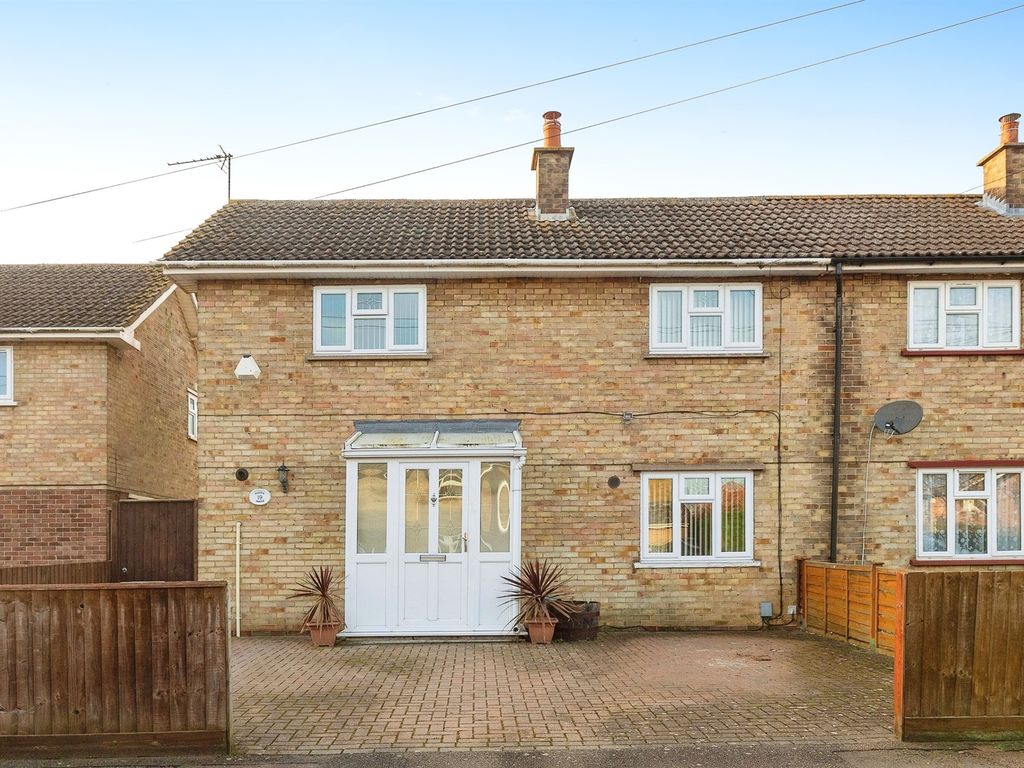 3 bed semidetached house for sale in Crescent Close, Whittlesey