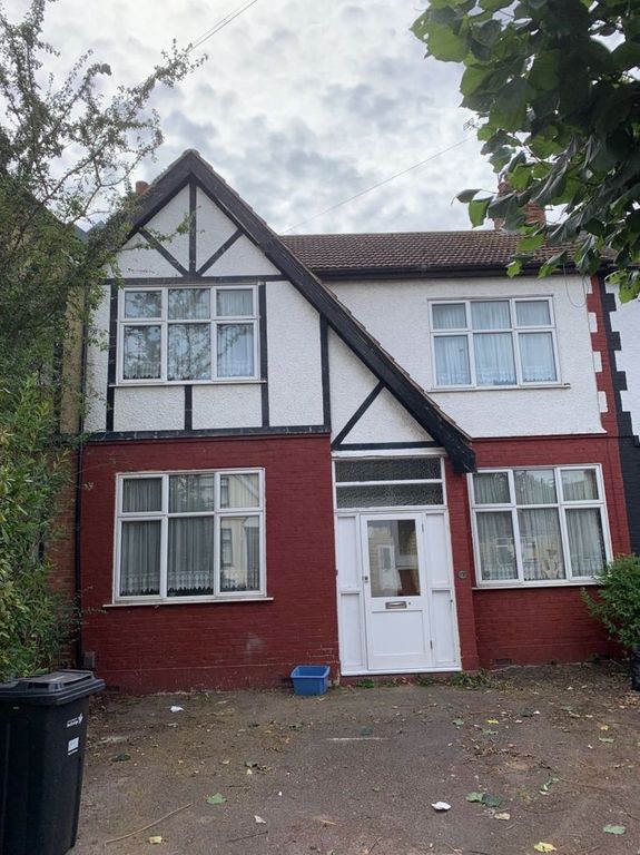 3 bed property to rent in Derwent Gardens, Ilford IG4 Zoopla