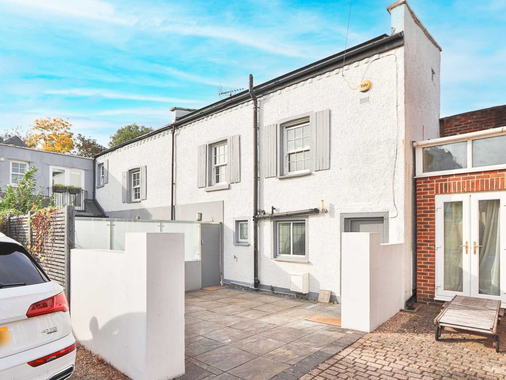 3 bed semidetached house to rent in Lime Grove, New Malden KT3, £3,400 pcm Zoopla