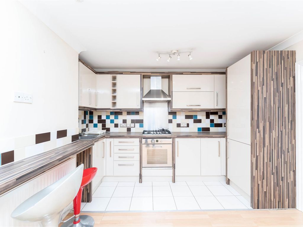 3 bed flat to rent in High Street, Iver SL0, £1,800 pcm Zoopla