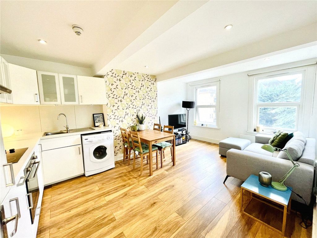 2 bed flat for sale in Coombe Road, Park Hill, East Croydon, Croydon
