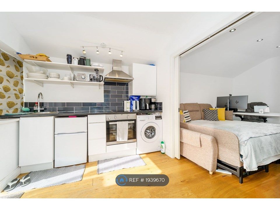 Studio to rent in Reynolds Road, New Malden KT3, £1,150 pcm Zoopla