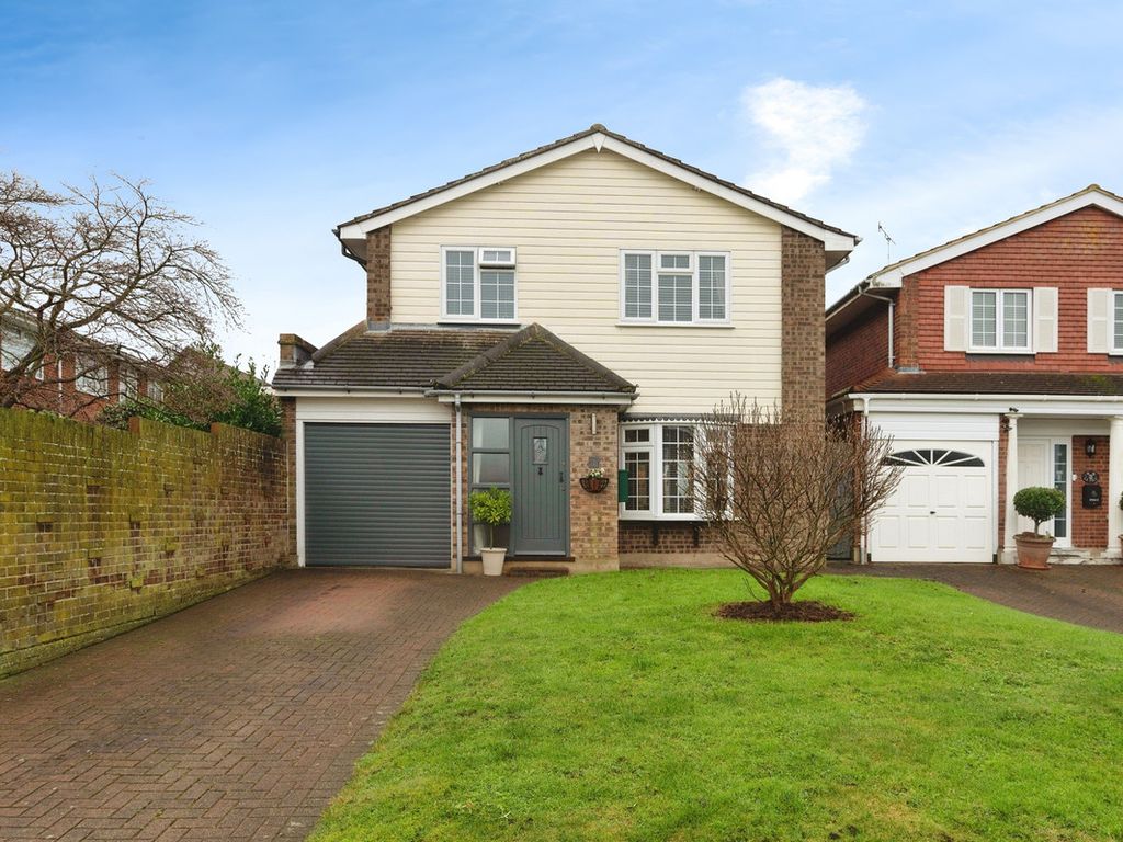 4 bed detached house for sale in Lancaster Gardens, Rayleigh SS6, £