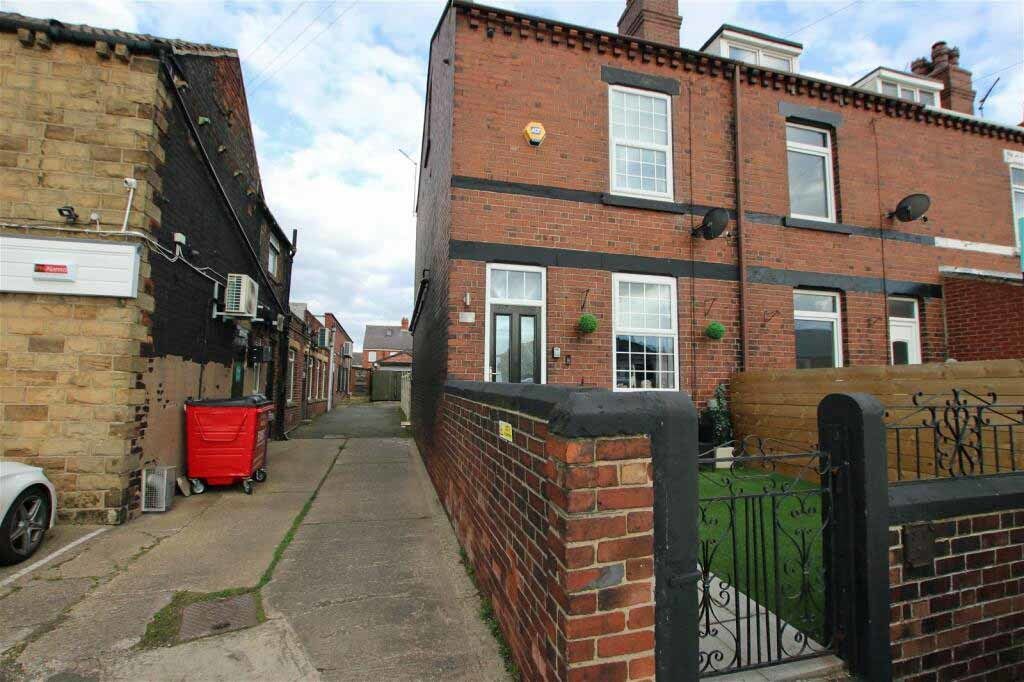 3 bed end terrace house for sale in High Street, Shafton, Barnsley