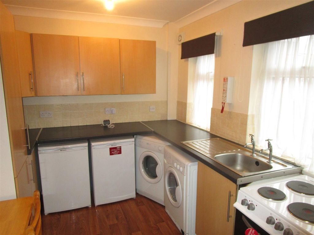 3 bed terraced house to rent in Cross Green Lane, Cross Green, Leeds