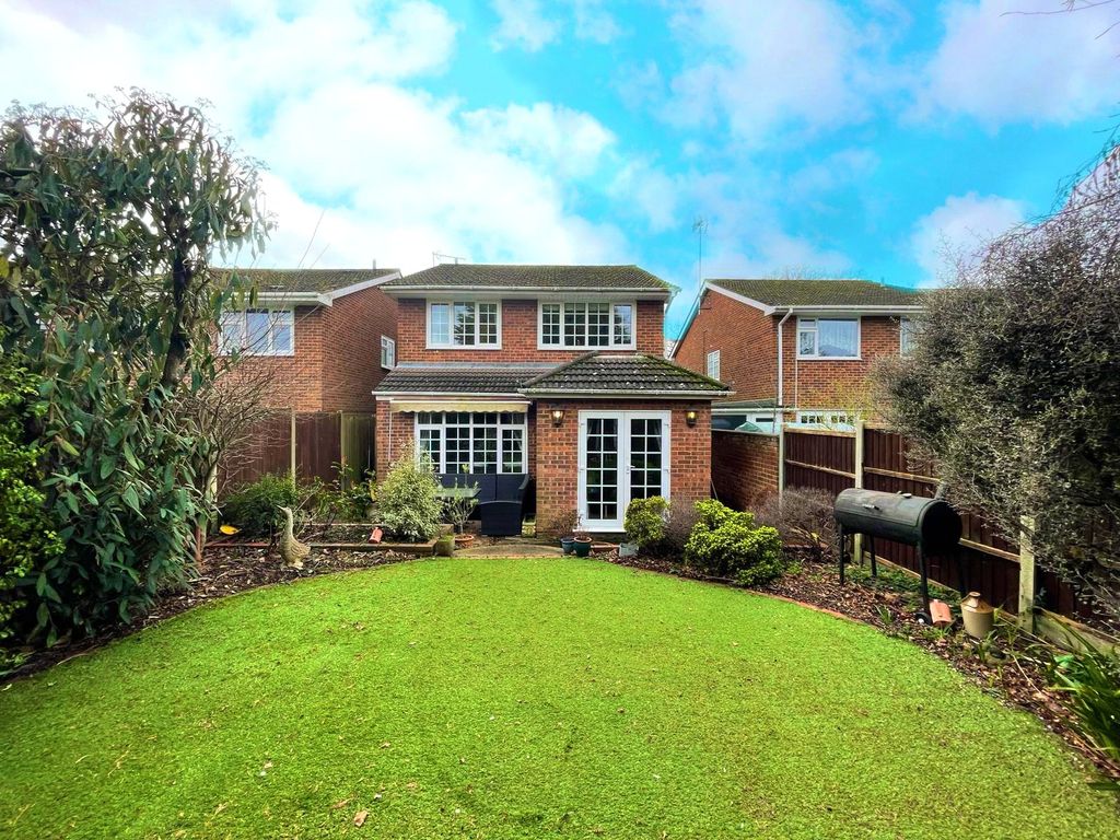 4 bed link detached house for sale in Eastwood Road, Rayleigh, Essex