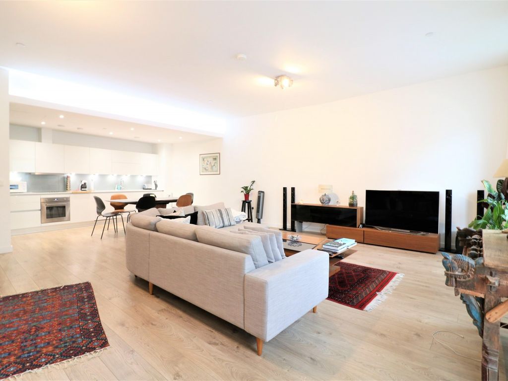 3 bed flat to rent in Williamsburg Plaza, Blackwall, Canary Wharf
