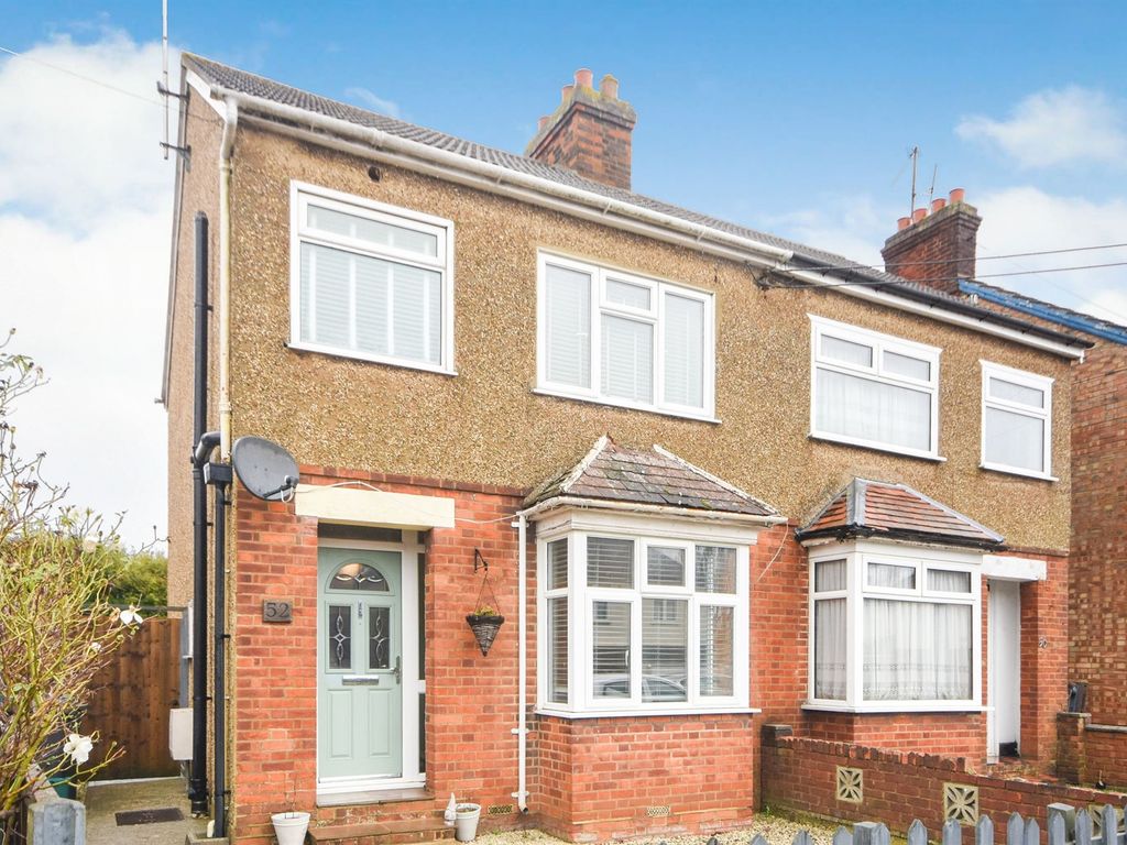 3 bed semidetached house for sale in Clare Road, Braintree CM7, £