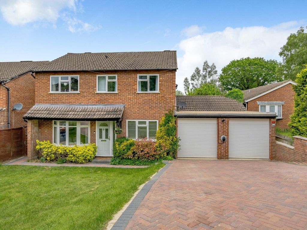4 bed detached house for sale in Peterhouse Close, Owlsmoor, Sandhurst