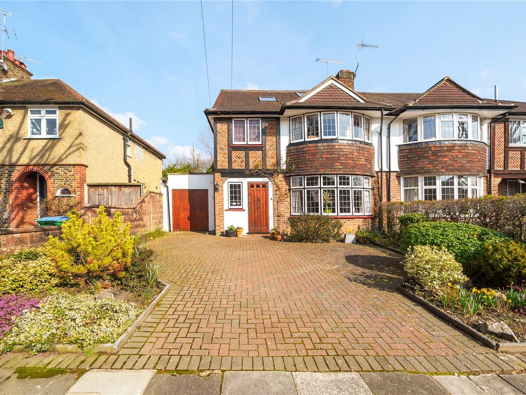 4 bed semidetached house for sale in Woodland Drive, Watford