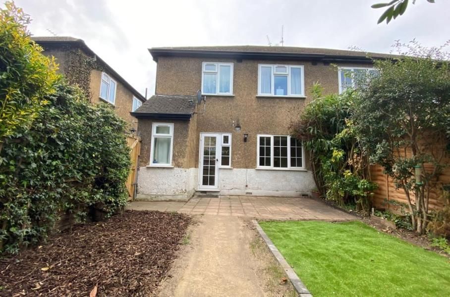 2 bed flat to rent in St. Marys Road, Weybridge KT13 Zoopla