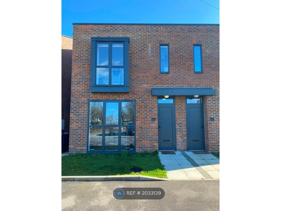 3 bed semidetached house to rent in London Road, Sayers Common