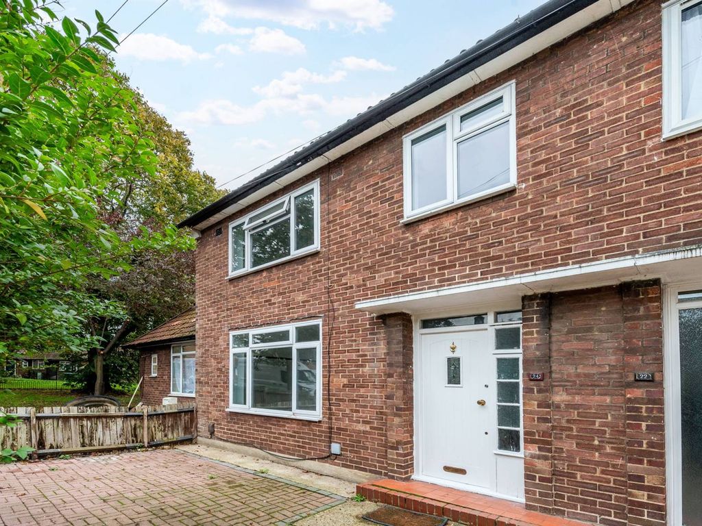 3 bed property to rent in Dursley Road, Blackheath, London SE3, £2,000