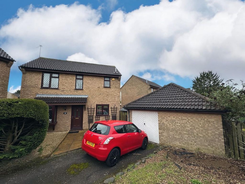 3 bed property for sale in Verdant Vale, East Hunsbury, Northampton NN4