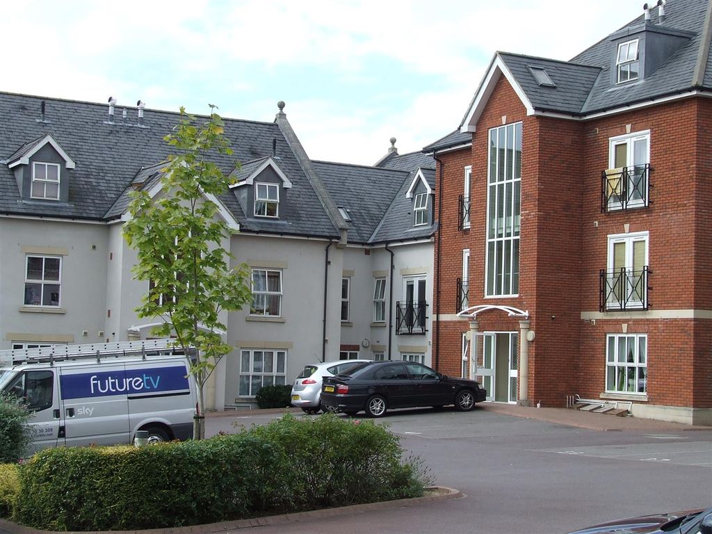 2 bed flat to rent in Conigre Square, Trowbridge BA14, £850 pcm Zoopla