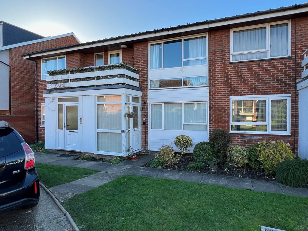 2 bed flat to rent in Hardwick Close, Stanmore HA7, £1,950 pcm Zoopla