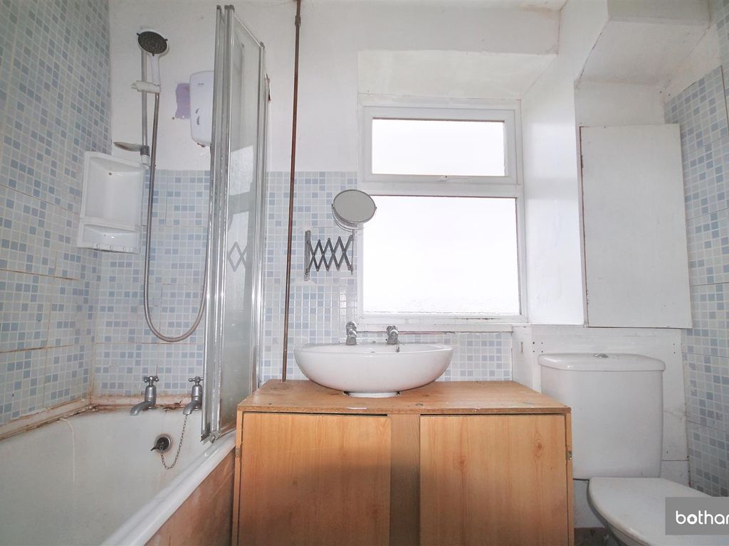 3 bed property for sale in Houldsworth Drive, Chesterfield S41, £