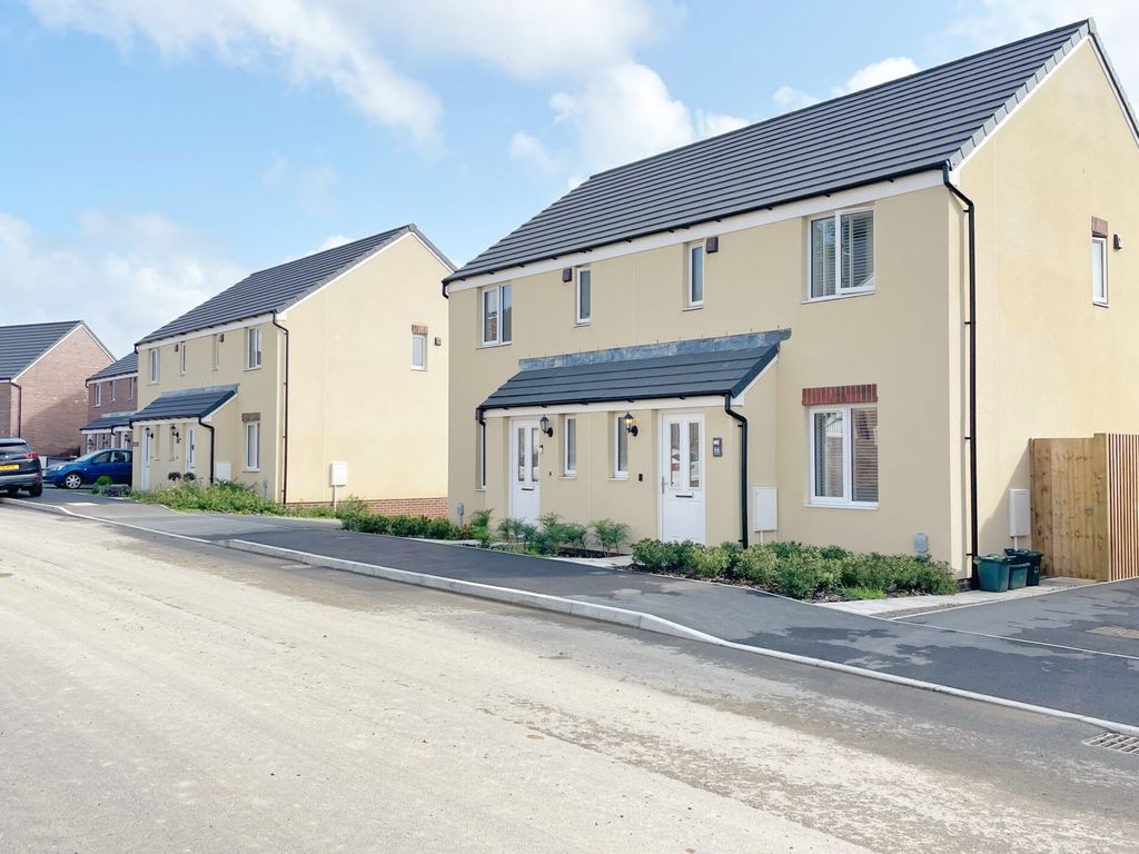 3 bed semidetached house for sale in Tasker Way, Haverfordwest
