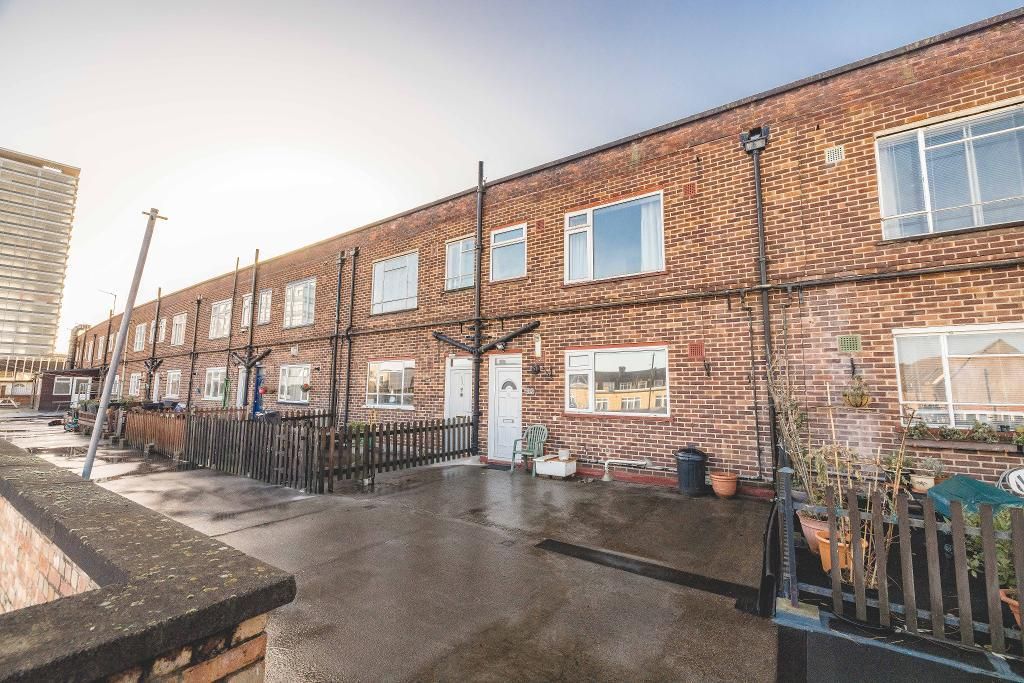 3 bed flat for sale in Tolworth Broadway, Surbiton KT6 Zoopla