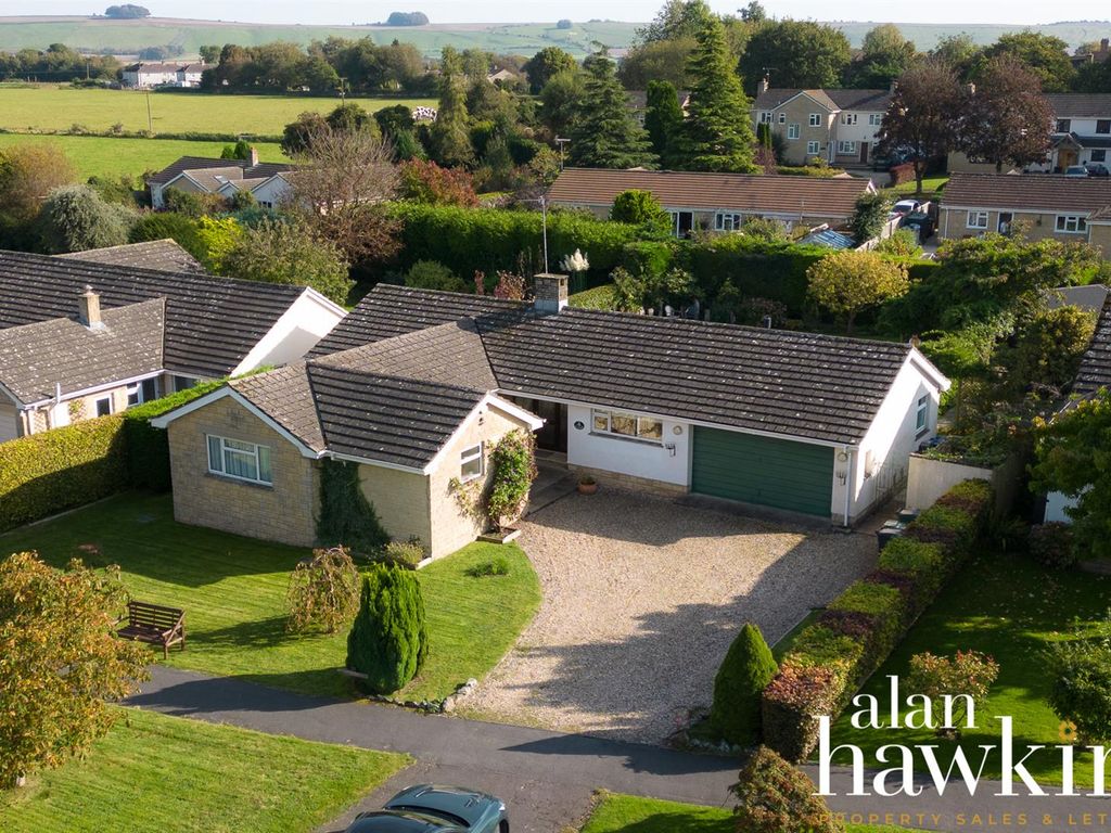 4 bed detached bungalow for sale in Fortunes Field, Broad Hinton
