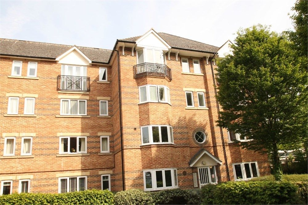 2 bed flat to rent in Victory Road, Snaresbrook E11, £1,600 pcm Zoopla