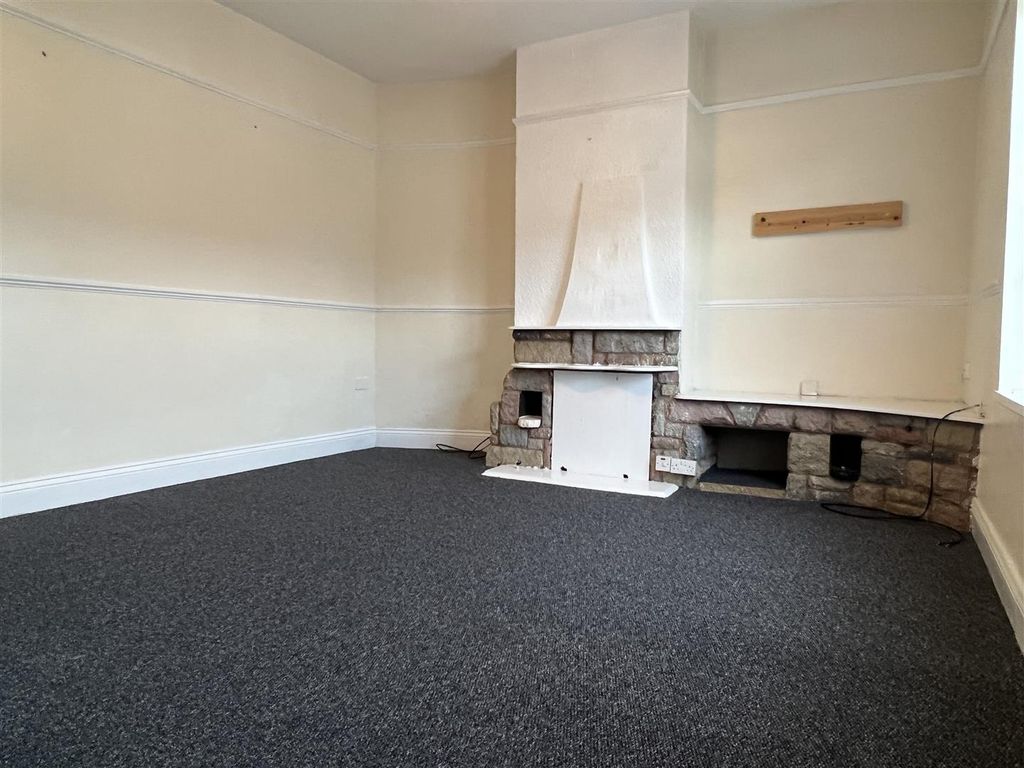 2 bed flat to rent in Harrison Street, Bloxwich, Walsall WS3, £725 pcm